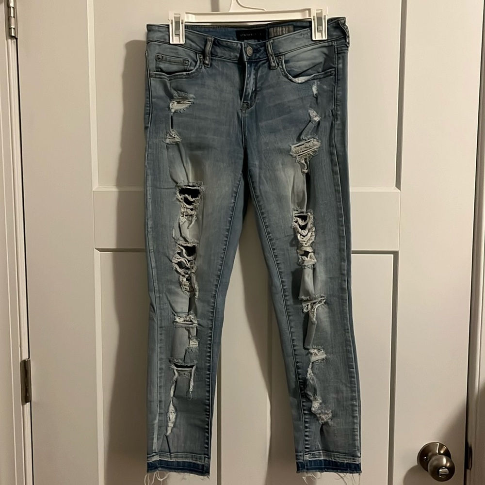 Women’s Aeropostale light wash ripped crop jeggings: size 8